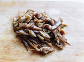 熟食～猪耳朵切细丝。