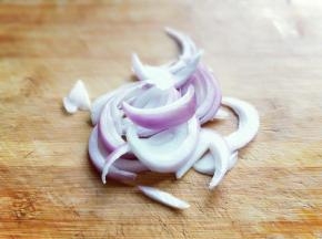 洋葱去皮切丝。