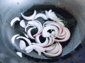 锅中加入适量油，加入切好的洋葱煸炒。