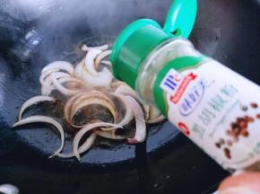 加入黑胡椒煸炒均匀。