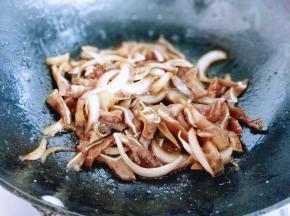 加入切好的熟食猪耳丝大火翻炒均匀即可关火。