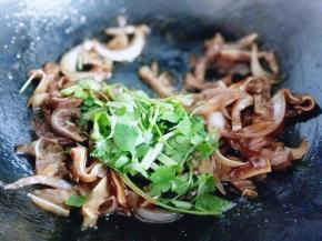 加入香菜，借助余温将香菜炒熟即可出锅。