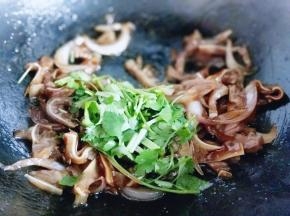 加入香菜，借助余温将香菜炒熟即可出锅。