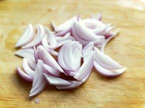 洋葱去皮，洗干净，切丝。