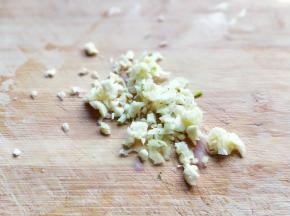 蒜姜去皮切碎，