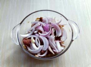 加入切好的洋葱。