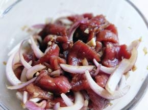 抓拌均匀，腌制20分钟以上。