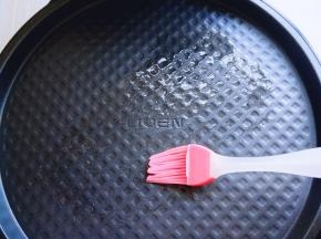 电饼铛插上电源，将下盘刷上少许油。