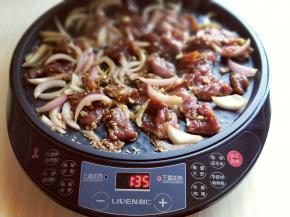 将腌制好的牛肉倒入，不断的翻炒，直到肉质变色，再继续炒2分钟即可。
