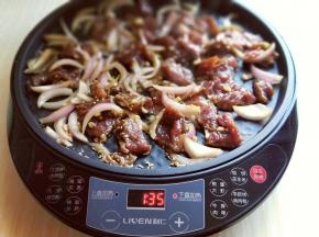 将腌制好的牛肉倒入，不断的翻炒，直到肉质变色，再继续炒2分钟即可。