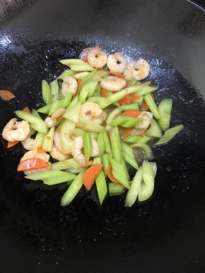 加入适量清水，盐，翻炒2分钟即可出锅。