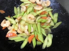 加入适量清水，盐，翻炒2分钟即可出锅。