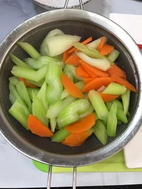 倒出沥干备用。