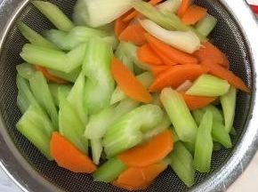 倒出沥干备用。