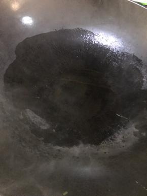 热锅，加入适量食用油。