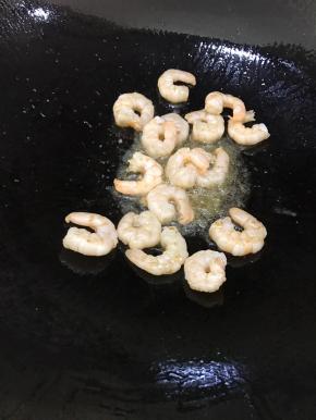 放入虾仁。