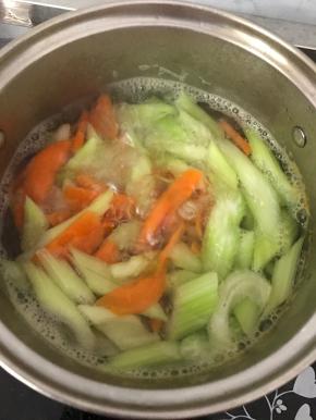 煮一锅热水，将西芹，胡萝卜放入，煮1分钟。