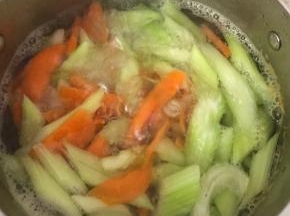 煮一锅热水，将西芹，胡萝卜放入，煮1分钟。