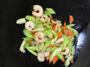 加入适量蚝油。