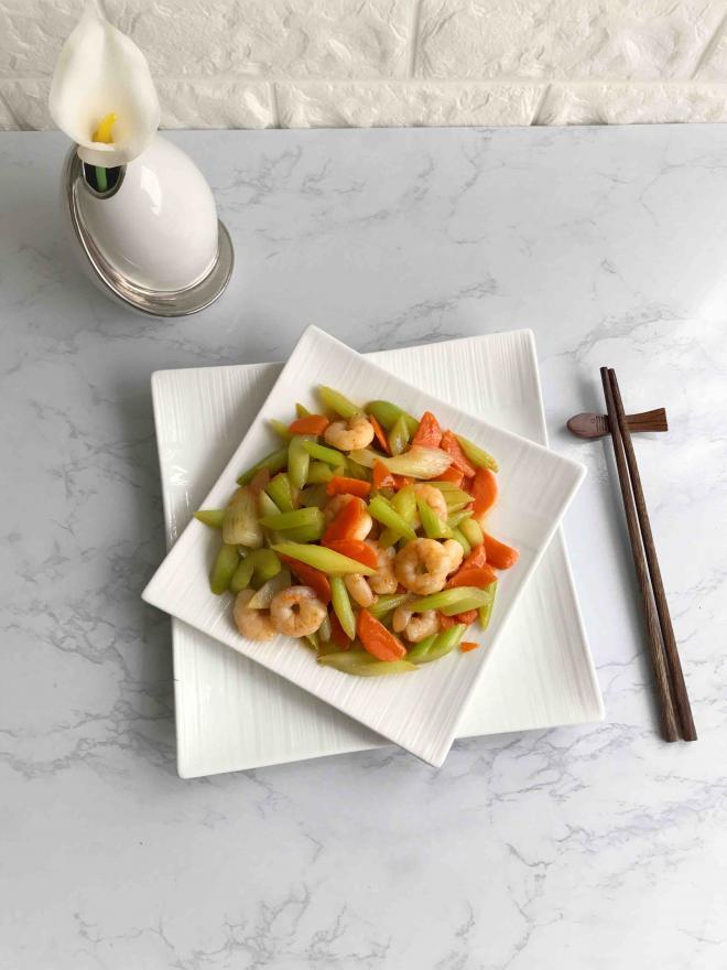 西芹胡萝卜炒虾仁