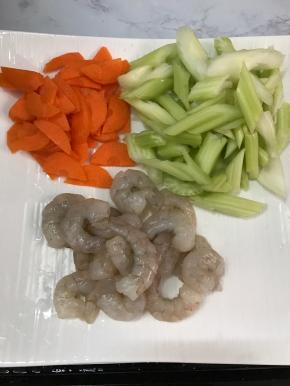 虾去头，壳，虾线。西芹，胡萝卜分别清洗干净切小。