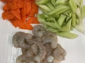 虾去头，壳，虾线。西芹，胡萝卜分别清洗干净切小。