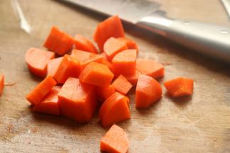胡萝卜切小块。