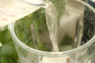 胡萝卜和糯米加入破壁机里，加入水。