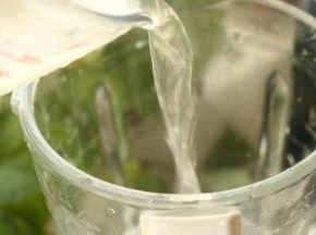 胡萝卜和糯米加入破壁机里，加入水。