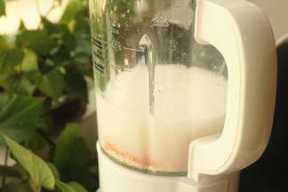 加入淡奶油，加水到1000毫升即可。