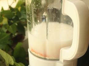 加入淡奶油，加水到1000毫升即可。