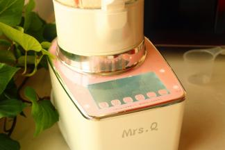 超级妈咪破壁机，粉粉嫩嫩的颜色也是很漂亮，选择婴儿糊功能，开始制作米糊。