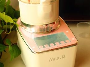 超级妈咪破壁机，粉粉嫩嫩的颜色也是很漂亮，选择婴儿糊功能，开始制作米糊。