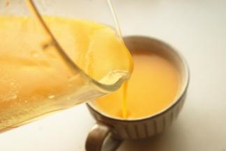 做好的米糊倒入杯子里，很细腻，美美的开喝吧。