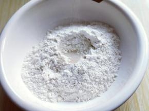 首先将面粉倒入大口的器具中，中间挖个洞，加入酵母粉。