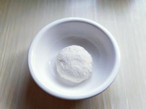 加入适量的水，用筷子挑成絮状，再揉成面团。（水一定要分次加入，不同面粉吸水性不同。）盖上湿布进行发酵。