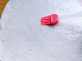 再面团表面涂上一层植物油。