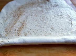 将面团从一头向另一头卷起来，卷紧呦～