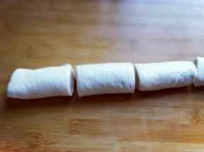 卷好的面团均匀分成4等份。