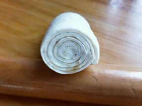 看切出来的样子，层次分明。这款小饼不用擀的特别薄。