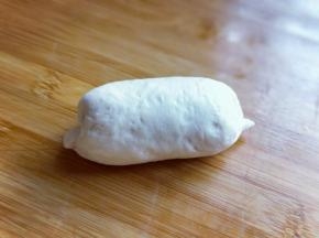 将小面团的两头捏紧。