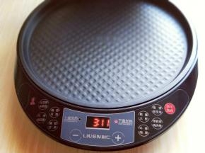 预热电饼铛，将利仁电饼铛上下盘一起预热。