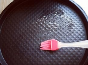 用硅胶刷 刷上少许油。