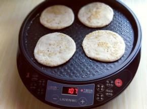 将饼胚放入电饼铛中。