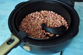 空气炸锅不用预热，直接放入花生米。