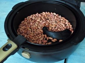 空气炸锅不用预热，直接放入花生米。