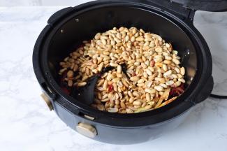 将放凉的花生米搓去外衣。