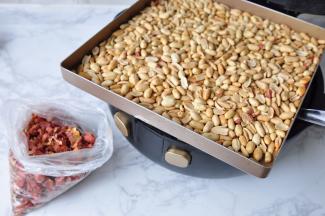 将花生米与花生红衣分开，花生红衣不要丢掉，泡水喝可补血。