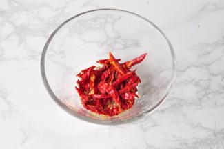 将干红辣椒剪成小段，这个根据选择的辣椒的辣度，根据自已的承受能力而决定用量哈。