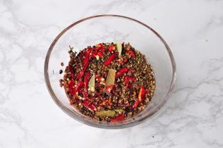 将辣椒段，花椒麻椒香叶八角都用清水洗下捞出，一则为了更卫生，更则将来烹制时可以不容易糊掉。